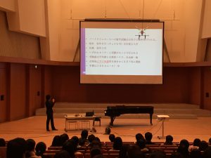 卒業生・藤原新治さん　東邦音楽大学「東邦スタンダード」の授業において、卒業生を招いての講演会を行いました。