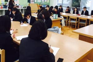 東邦音楽大学 教職実践専攻 中学校における道徳授業参観後の研修会の様子
